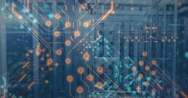 Sunucu odasında devre kaplamalı sunucu dolapları, ağ kabloları, LED göstergeleri gösteriliyor. Veri merkezi, sunucu altyapısı, siber güvenlik, dijital bağlantı, teknoloji, yüksek teknoloji, bulut hesaplama