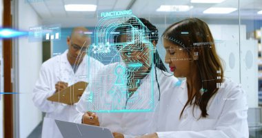 Bilgisayarda yazı yazan ve laboratuardaki hologram asma kilidini gösteren araştırmacılar. Yenilik, teknoloji, takım çalışması, bilim, veri, güvenlik, modern