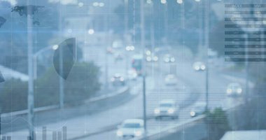 Virajlı çok şeritli otoyol şehir yolunda bariyerleri, elektrik direkleriyle ve veri örtüleriyle arabaları taşıyor. Trafik, ulaşım, analitik, kentsel, veri görselleştirme, altyapı, teknoloji