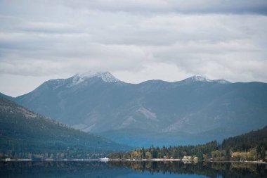 Bulutlu gökyüzüne karşı dağların manzarası