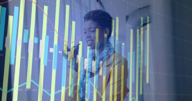 Ofiste eşarplı hardal ceketli bir kadın mikrofona konuşuyor, veri tablolarıyla. İş kadını, şirket, sunum, analitik, iletişim, profesyonel, dijital