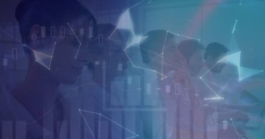 Beş profesyonelden oluşan bir grup ofiste duruyor, şamdanlarla ve ağ hatlarıyla verileri analiz ediyorlar. Teknoloji, analitik, işbirliği, fütüristik, kurumsal, yenilik, veri görselleştirmesi