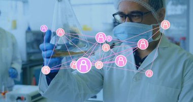 Laboratuvarda güvenlik teçhizatında bilim adamı kehribar çözeltisini matarada inceliyor, ağ kaplamalı, uzayı kopyalıyor. Araştırma, yenilik, kesinlik, bilim, teknoloji, deney, işbirliği