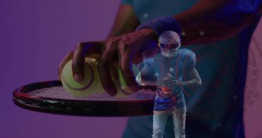 Üniformalı futbolcuların üst üste oturduğu bir stüdyoda tenis toplarını tutarak. Sporcu, spor, çeviklik, rekabet, modern, dinamik, yoğunluk