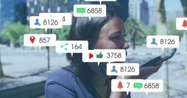 Donanma ceketli, sarı ceketli akıllı bir kadına sesleniyorum. Şehir meydanında sosyal ikonları gösteriyor. Teknoloji, iletişim, kentsel, profesyonel, bağlantı, sosyal ağ, mobil