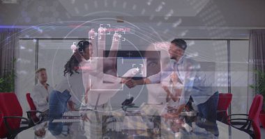 Konferans masasında holografik arayüzle iş kıyafeti giymiş iki profesyonelin elini sıkmak. Şirket, işbirliği, modern, profesyonel, teknoloji, takım çalışması, yürütme