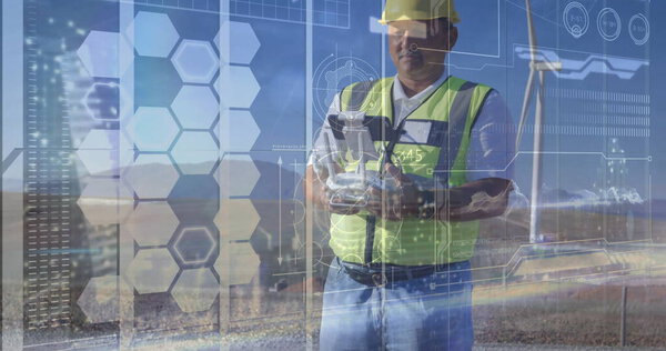 Техник в каске и жилет мониторинга турбин на ветроэлектростанции, с дистанционным управлением и интерфейсом. Возобновляемые источники энергии, технологии, передача данных, окружающая среда, промышленность, цифровой интерфейс, устойчивый