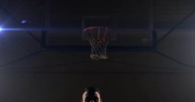 Oyuncu, çember ya da konsol lensi altında el ele top oynatıyorsa spor için dönen topu ateşler. Atletizm, spor, eğitim, hareket, enerjik, çağdaş, fitness