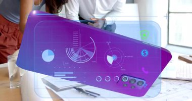 Çalışma arkadaşları planları inceliyor mor akıllı telefonu çalıştırıyor finans veri panellerini ortaya çıkarıyor. Teknoloji, yenilik, veri görselleştirme, artırılmış gerçeklik, işbirliği, dijital arayüz, fütürist