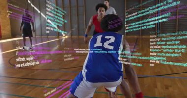 Mavi formalı oyuncu, Beden eğitimi teknisyeninin nabzını düşürüp gol atmak için takım arkadaşına geçiyor. Atletizm, takım çalışması, fütüristik, dijital, sportmenlik, rekabet, dinamik