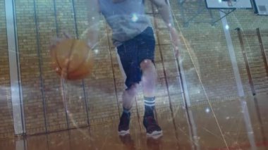 Genç çocuk spor salonunda top sürme talimi yapıyor, parlayan analitik kaplamaları birleştiriyor. Sporcu, fitness, antrenman, spor giyim, dijital, performans, hareket