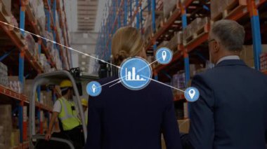 İş kadını ve iş adamı koridorda yürüyor. Forklift hareket halindeki palet tedarik zincirini gösteriyor. Lojistik, otomasyon, analitik, sanayi, takım çalışması, bağlantı, girişim