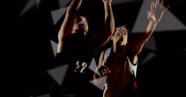 Spor pası, iki oyuncunun ribaund zıplamasını ve çemberden gri üçgenlere doğru şut atmasını sağlıyor. Sporcular, aksiyon, dinamik, spor, enerjik, rekabetçi, modern