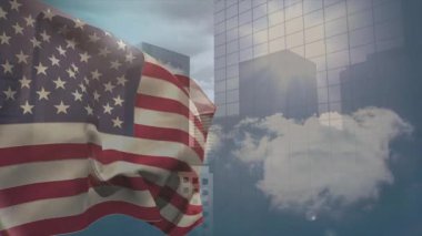 Devamlı esinti, Amerikan bayrağını sallayarak cam kuleleri ve güneş ışınları altında ufuk çizgisini açıyor. Vatanseverlik, modernizm, açık hava, şehir, minimalizm, mimarlık, kutlama