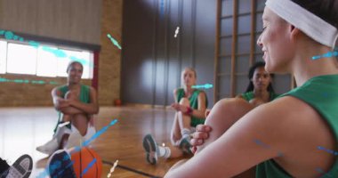 Basketbol takımından yayılan turkuaz efekt dizini tutan kadın gülümsüyor ve koç yaklaşıyor. Sporcular, takım çalışması, dijital sanat, spor giyimi, fitness, motivasyon, dinamik