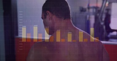 Göğüs güvertesi kollarını sıkıca kavrayan bir adam, takip gücünü arttıran fitness çizelgeleriyle göğüs uçuşu yapıyor. Egzersiz, analitik, veri görselleştirme, güç eğitimi, biyometrik, performans, fitness teknolojisi