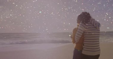Gün batımı plajını kucaklayan çift, pazarlamada aşkı kutlayan konfetiye dönüşüyor. Romantizm, kutlama, sükunet, ahenk, sıcak melodiler, huzur, neşe