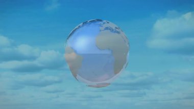 Kamera mavi gökyüzünü tutarken, dünya yollarla cisimleşiyor, uçaklar küresel rotaları vurguluyor. Küre, havacılık, navigasyon, bağlantı, seyahat, teknoloji, uluslararası