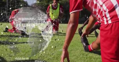 Futbol takımı, hologram aktifleştirildikten sonra, veri küresi altında senkronize olarak, diz bağları gerilerek ısınıyor. Sporcular, takım çalışması, fitness, eğitim, hareket, açık hava, yenilik