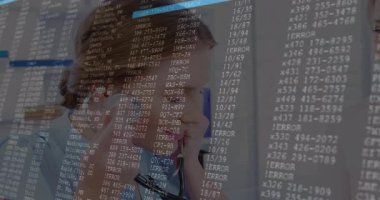 Doktor steteskop kaldırırken hastanın kalp seslerini dinlerken hata kodu örtüsü başlatılıyor. Tıbbi, teknoloji, tanı, sağlık, arayüz, kritik, klinik