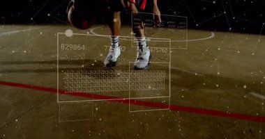 Erkek sporcu, analitik panelleri etkinleştirerek top temasında bacaklarının arasında basketbol oynuyor. Sporcu, spor, şehir, dinamik, şık, fütüristik, rekabetçi