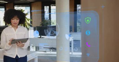 Yetişkin bir kadın tablet ekranı tıklatıyor ve veri analizi için finansal hologram bar tablolarını ortaya çıkarıyor. Teknoloji, veri, analiz, finans, sunum, fütüristik, çalışma alanı