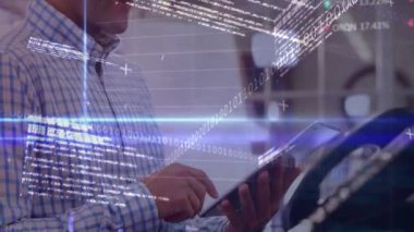 Tableti tıklatan ve laboratuardaki grafik örtülerini inceleyen bir adam. Meslektaşına bakıp gülümsüyor. Teknoloji, veri analizi, çalışma alanı, yenilik, şirket, dijital, profesyonel