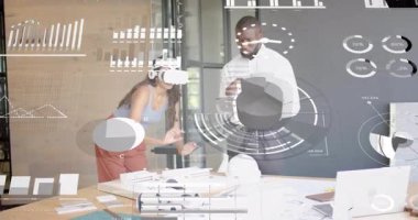 VR takan kadın, analiz uzmanı tablet güncelleme çizelgesi için pasta grafiğini göstererek elini kaldırıyor. Gelecek, işbirliği, görselleştirme, dijital, yenilik, teknoloji, çalışma alanı