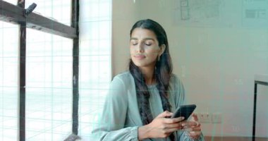 Yetişkin bir kadın akıllı telefonu dinleyip sohbet etmek için sesli mesaj kaydederken animasyon kabarcıkları yüzüyor. Profesyonel, modern, düşünceli, yaratıcı, kentsel, yaşam tarzı, minimalist