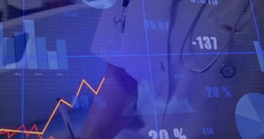 Tıbbî profesyonel kağıt bloknotlar bar çizelgeleri, çizgi grafikleri ve sayısal örtüşmelere neden oluyor. Sağlık, veri analizi, profesyonel, sunum, dijital, yenilik, doğruluk