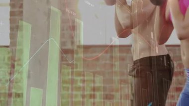 Stüdyoya ellerinde çaydanlık çanlarıyla giren spor partnerleri her çömelme anında veri tabloları fırlatıyorlar. Fitness, power, fonksiyonel eğitim, endüstriyel tarz, hareket, dayanıklılık, takım çalışması