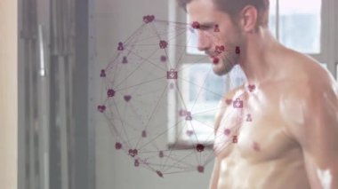 Daire atölyesinde altıgen dambıl tutan adam, izleme ölçümlerini sıralarken kıvrılan ağırlık. Spor, spor, spor, spor, kas, teknoloji