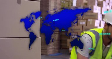 Depo çalışanı, dünya haritası ile kutunun üstüne kutu kaldırarak lojistiği görüntülüyor. Lojistik, tedarik zinciri, sanayi, nakliye, kargo, envanter, ulaşım