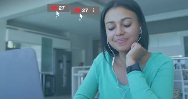 Sosyal medya simgeleri büyüme gösterirken bir kadın dizüstü bilgisayardan canlı yayın yapıyor. Dijital, teknoloji, iletişim, modern, canlı, bağlantı, üretkenlik