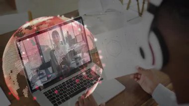 Kulaklık takan ve diyagramı ayarlayan bir adam, dünya iş için parlak sunucular çeviriyor. İşbirliği, iletişim, teknoloji, yenilik, profesyonel, soyut, ağ