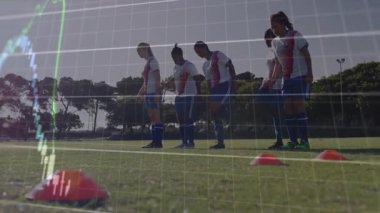 İnceleme konileri, 5 bayan futbolcu analitik çizelgelerden sıyrılarak saha oluşturuyorlar. Atletik, takım çalışması, fitness, spor, veri görselleştirme, ilerleme, açık hava