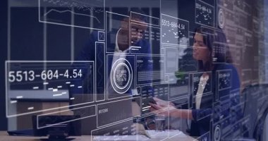 Masaya yaslanıyorlar, iş arkadaşları inceleme için holografik iş tableti tabletlerini kullanıyorlar. Teknoloji, işbirliği, veri, analitik, yenilik, şirket, fütüristik