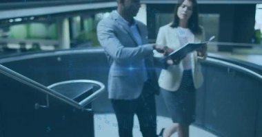 Balkonda yürüyen iş arkadaşları, dosyayı gösterip, animasyon verilerini etkinleştiren iş raporlarını gözden geçiriyorlar. Profesyonel, işbirliği, modern, kentsel, işyeri, takım çalışması, tartışma