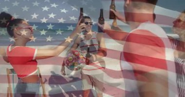 Sahilde dalgalı bayrak altında bira şişeleri taşıyan beş arkadaş onları pazarlama için kaldırıyor. Kutlama, yoldaşlık, rahatlama, rahatlama, yaz, açık hava, yaşam tarzı.