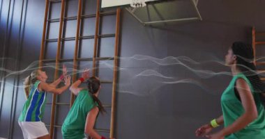 Spor sondaj topu düşüren atlet top çevirme hareketini yakalıyor ve dalgalarla turnike yapıyor. Atletizm, takım çalışması, rekabet, güç, fitness, hareket, spor