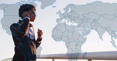 Korkuluklara kulaklık takan ve animasyon dünya haritasını teknik demo için veri simgeleriyle başlatan adam. Teknoloji, bağlantı, yenilik, açık hava, kentsel, geleceksel, iletişim