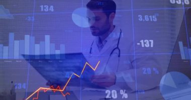 Tıbbi doktor evrakları inceliyor sonra röntgen filmlerini çekiyor ve ışık altında tarama detaylarını inceliyor. Klinisyen, teşhis, sağlık, radyoloji, analiz, profesyonel, teşhis