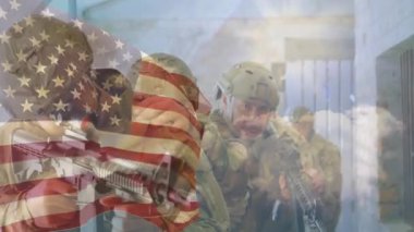 Bayrak soluyor, koridor askeri ekibin ilerlediğini gösteriyor, tüfekleri hazırlıyor, işaret veriyor. Taktik, takım çalışması, disiplin, eğitim, esneklik, hassasiyet, tetikte olma