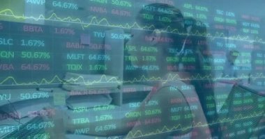 Finansal analist ekranları ayarlayan canlı veri akışına tepki veriyor. Ticari çağrıları not ediyor ve idare ediyor. Stok, analitik, operatör, çalışma alanı, verimlilik, modern, profesyonel