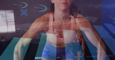 Öndeki kadın barfiks çubuğunu kavrıyor ve takım aynasını yansıtan sağlık verileri olarak kaslarını çalıştırıyor. Fitness, strength, team work, viamality, modern, motivasyon, digital