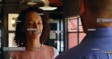 Gülümseyen kadın, pazarlama istatistiklerini açıklarken sayısal rakamlar simgeleri canlandırıyor ve azalıyor. İşbirliği, iletişim, sunum, analitik, teknoloji, profesyonellik, modernlik