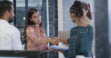 Müşteri cam tezgahına vardığında ofis kontrolü için resepsiyonist selamı ve klasör takasına neden oluyor. Profesyonel, kurumsal, modern, iş, iletişim, resmi, kabul