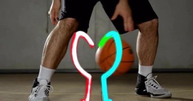 Basketbolcu renkli ışık yollarıyla spor yeteneğini görselleştirmek için salya akıtıyor. Sporcu, hareket, performans, neon, dinamik, spor, enerji