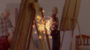 Resim sanatçıları, resim stüdyosunu tava gibi boyayıp boya katmanlarını karıştırıyor ve bokeh 'in ortasına fırça darbeleri ekliyorlar. Yaratıcı, işbirlikçi, anlamlı, işçilik, canlı, atölye, ilham