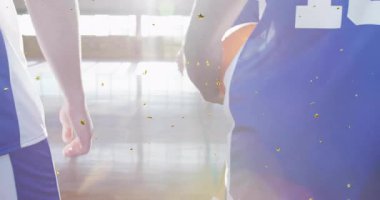 4 numaralı oyuncu attığı spor çantasıyla defansın yanından geçip basket ısınma antrenmanına doğru topu sürüyor. Sporcular, takım çalışması, antrenman, spor, hareket, enerji, atletizm